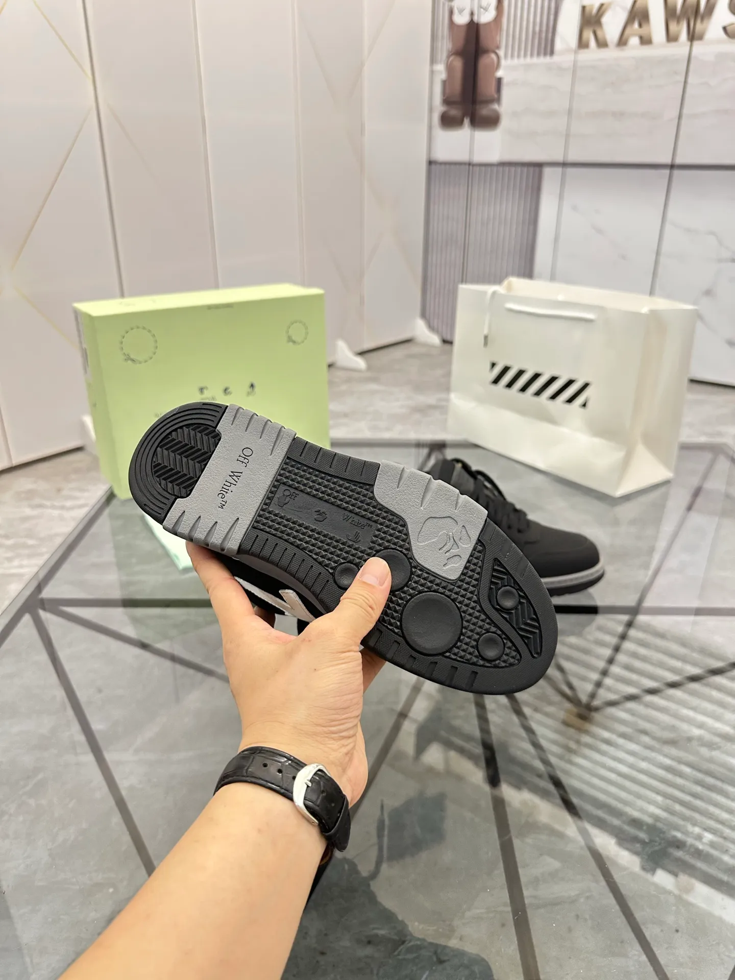 Selling men's shoes 💰: 💰P560¥ High-end top quality (leather buckle plus 10) Product trademark: OFF WHITE * "OFF WHITE*" low-top casual shoes Regular size: 35-45 (can be customized to 46) Couple style Product material: imported first-layer cowhide leather upper, breathable lining, original outsole. No.: H203